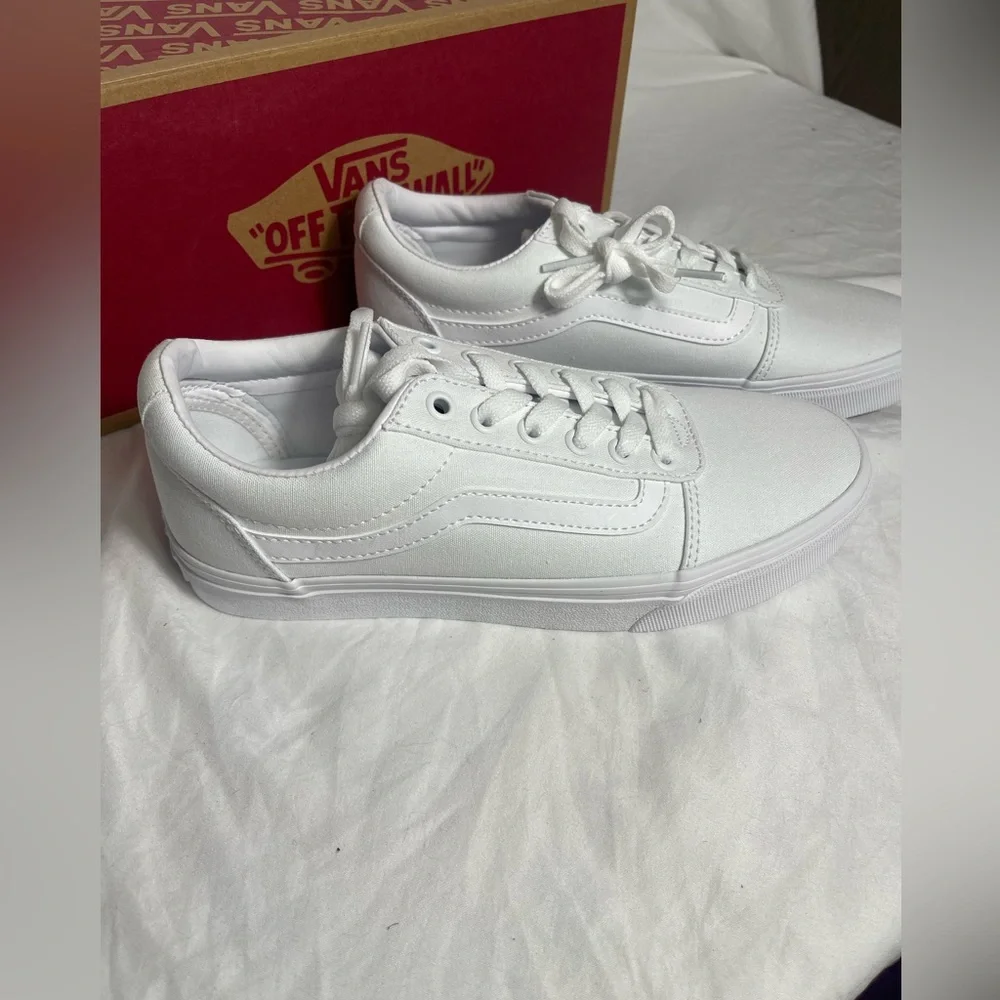 New VANS‎ size 11 Triple White Ward women’s canvas sneakers shoes VNOA3IUNW42